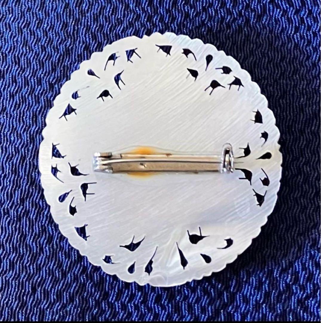 ベツレヘム マザーオブパールのブローチ 花 大きめ