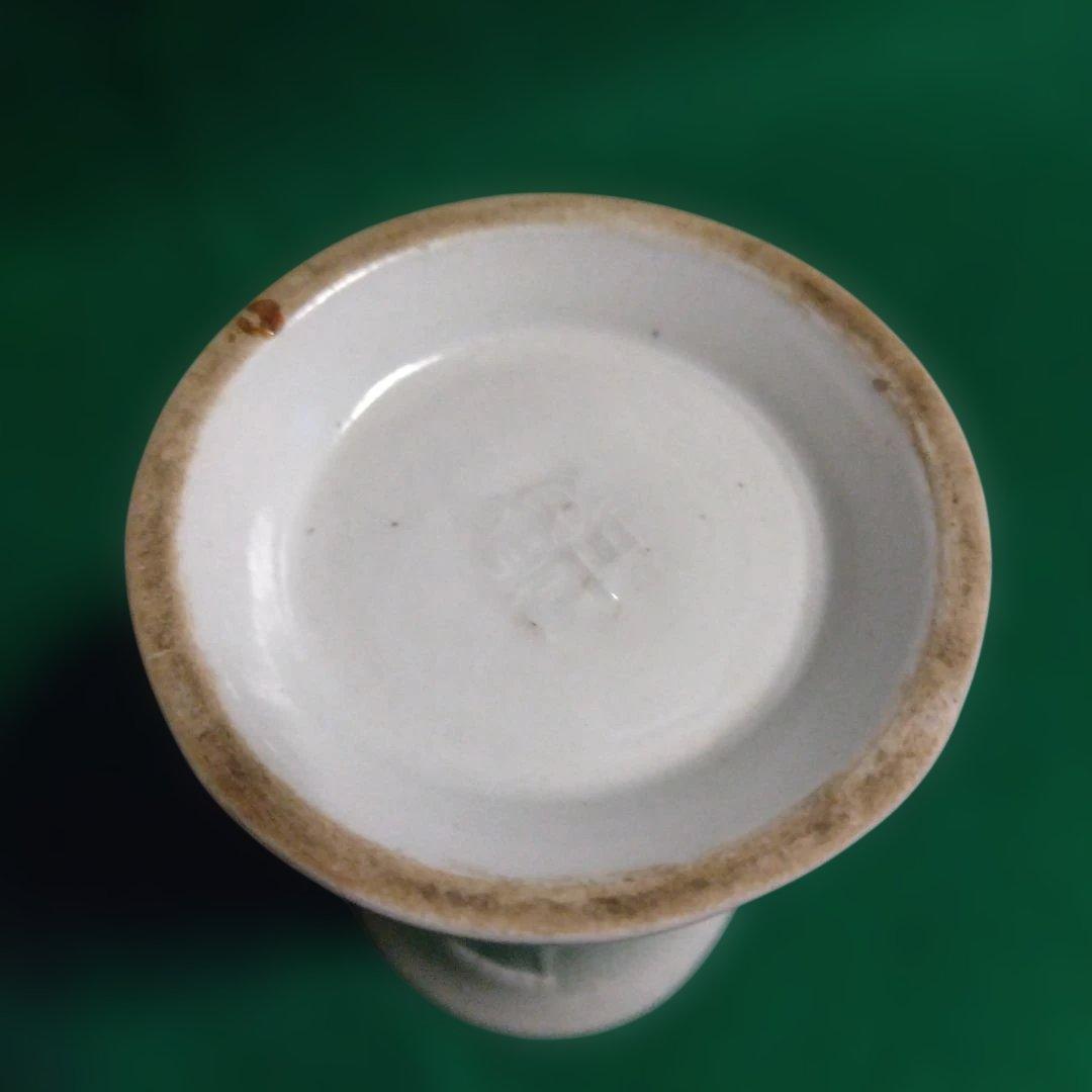 浮世絵風彫刻の陶器花瓶