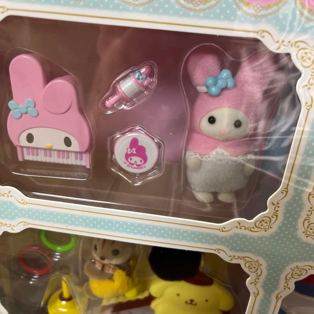 新品 サンリオ　シルバニアファミリー　コラボ 赤ちゃんとなかよし家具セット