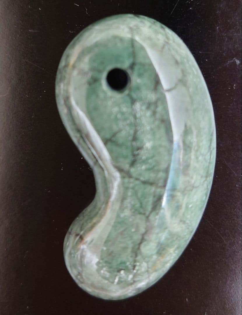 糸魚川翡翠　勾玉　希少大玉