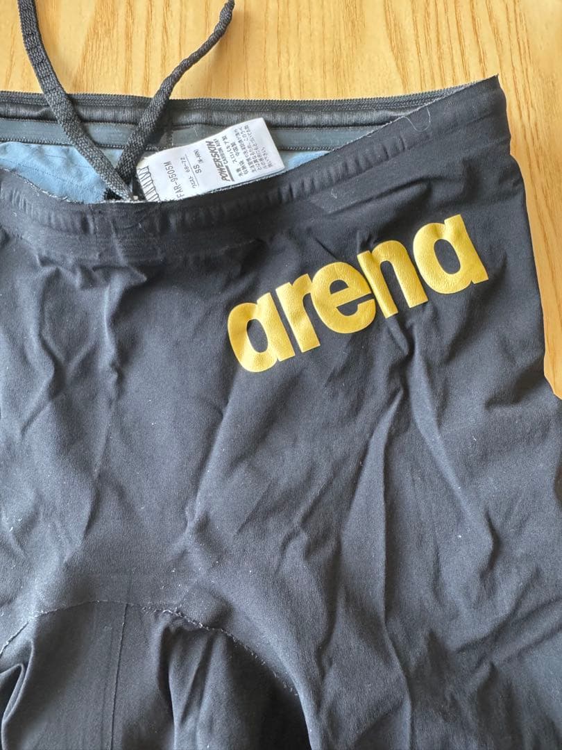 競泳用水着　arena カーボン