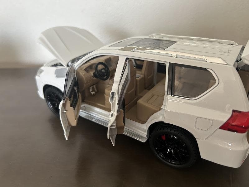 1/18ミニカー レクサス LX570 新品 2台【ホワイト＆ブラック】