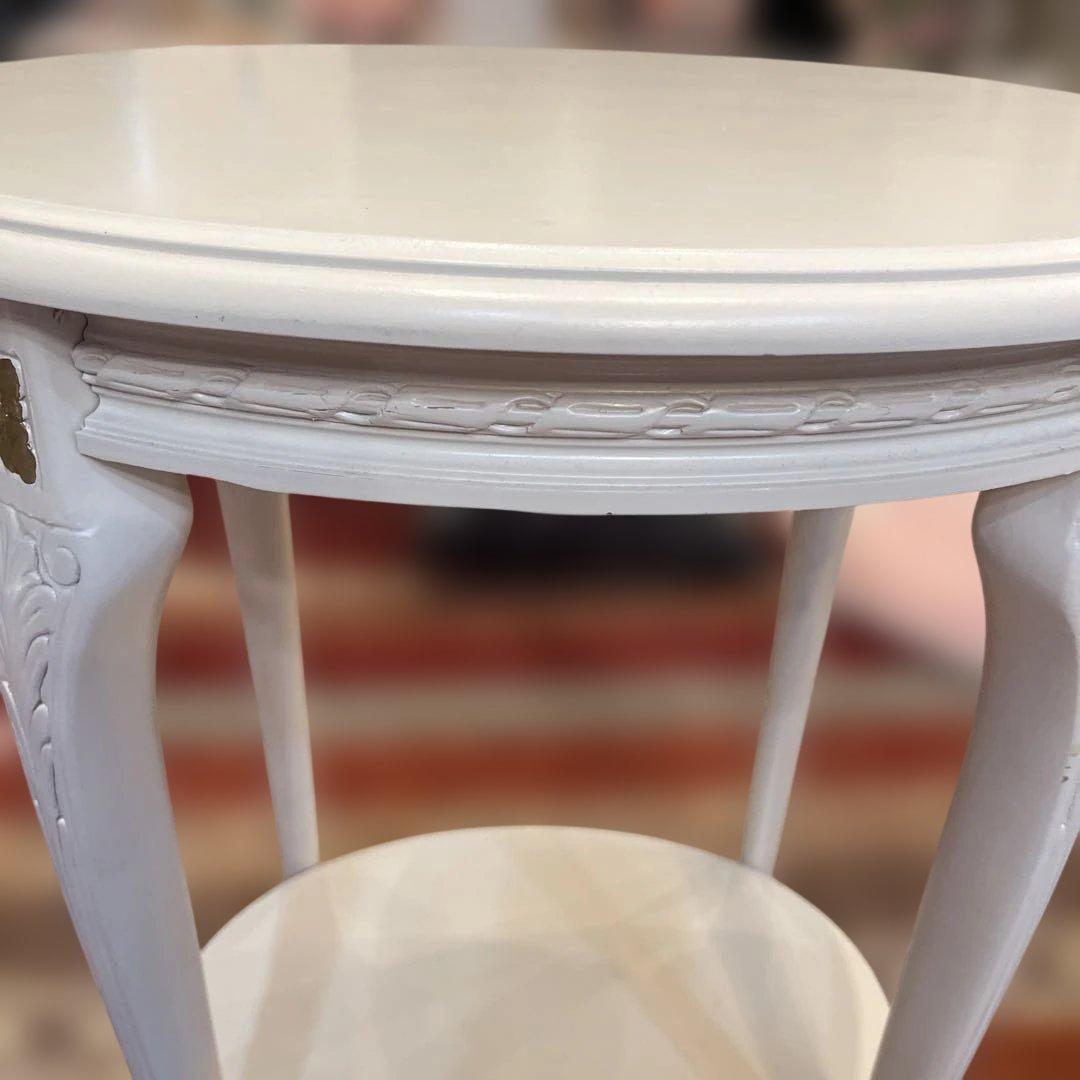 ロココ様式ゴールドの装飾アンティーク楕円形サイドテーブル下段棚付クリームホワイト