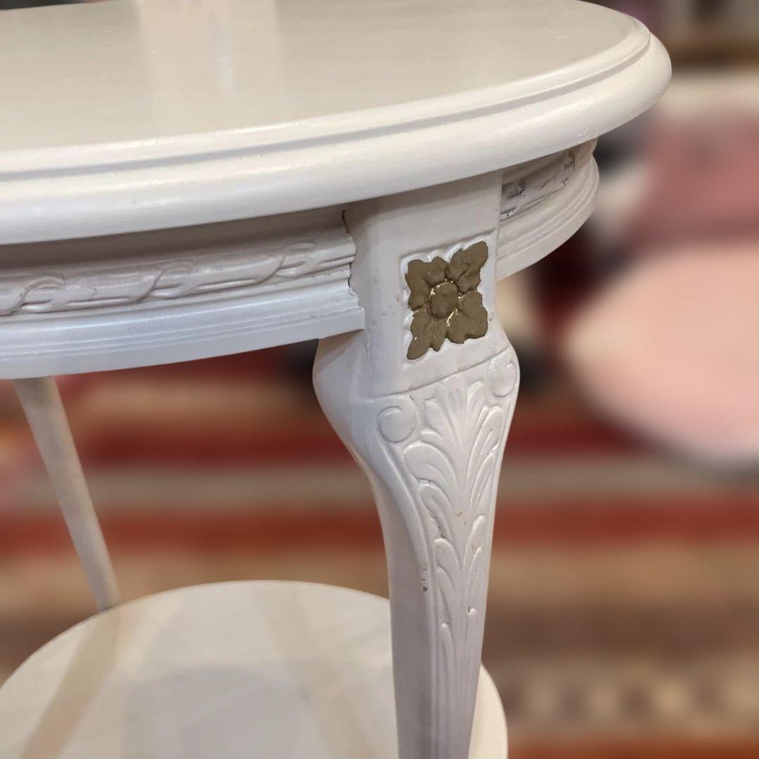 ロココ様式ゴールドの装飾アンティーク楕円形サイドテーブル下段棚付クリームホワイト