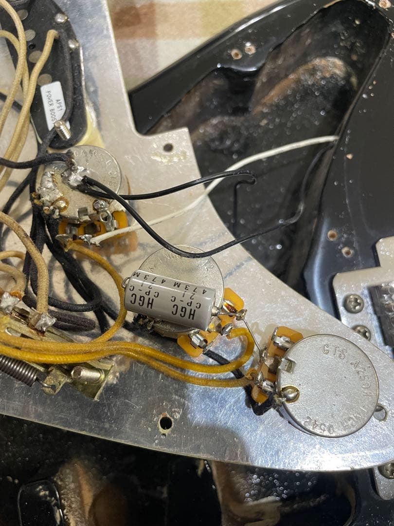 高級ピックアップ搭載　いい音　ストラトキャスタータイプ　弦高調整済み　です