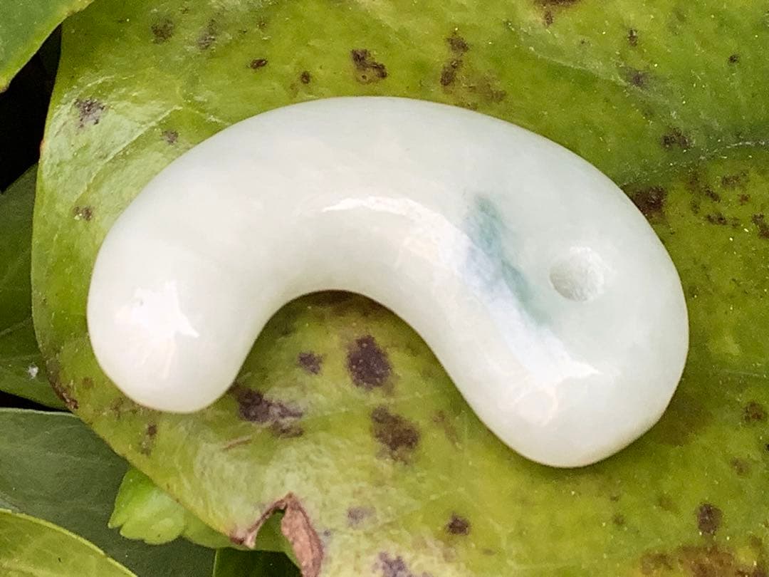 青緑入り✳小滝産原石切出し極上品質　本物の糸魚川翡翠勾玉　機械鑑定付の極上物を‼️