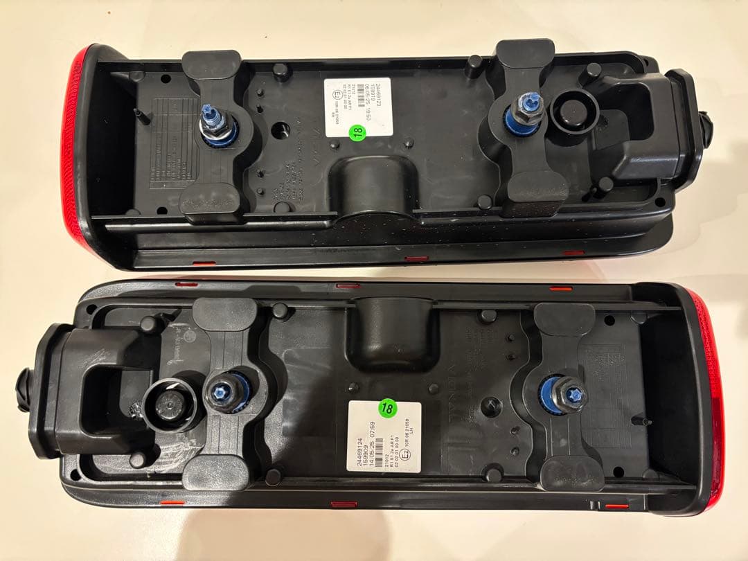 UD トラック　クオン　純正　ショートタイプ　LEDテールランプ