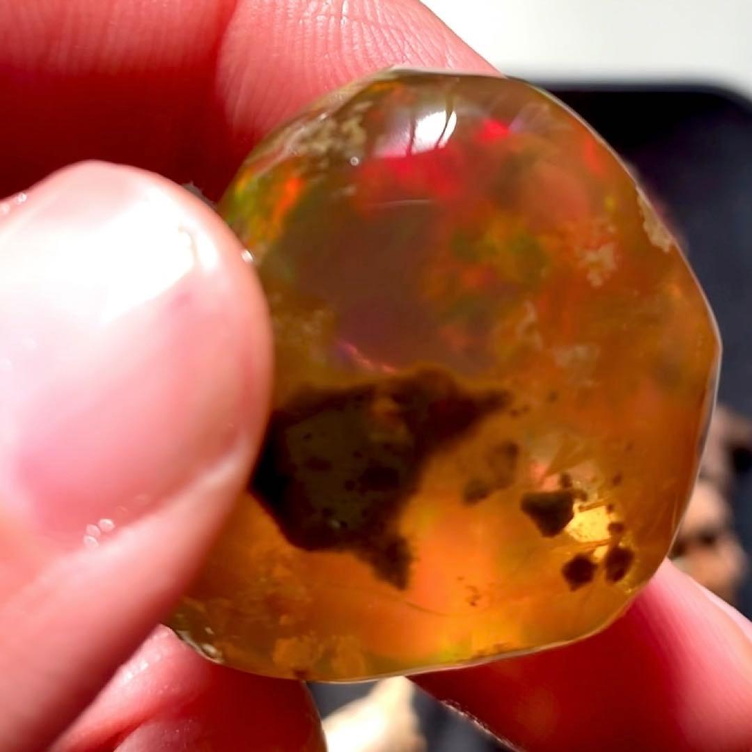 キュートなハンドポリッシュオパール90ct /鉱物標本