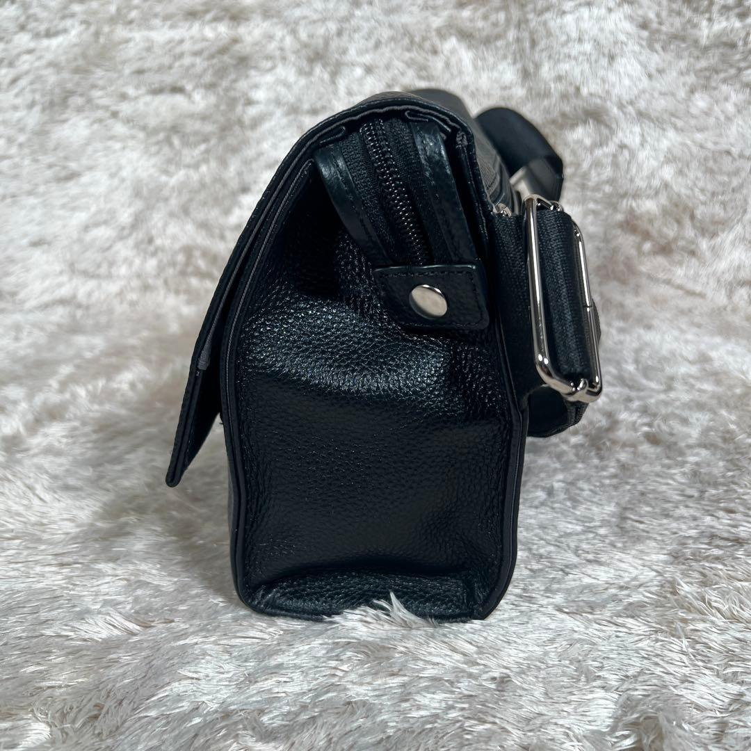 イアパピヨネ ワイドテープショルダーバッグ ブラック ホワイトストーン