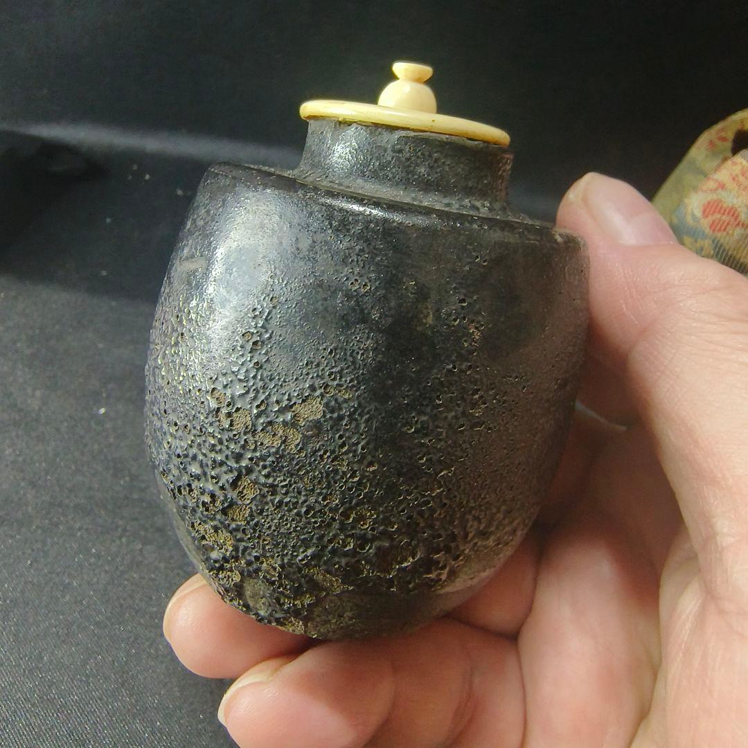 茶道具 肩衝茶入 古伊賀焼 黒釉自然素材蓋 西陣織仕覆 桐箱 江戸骨董古美術珍品
