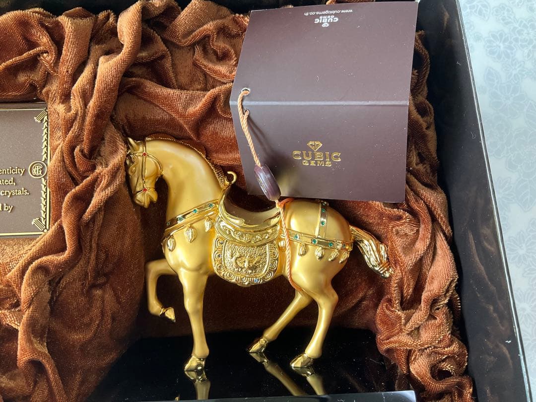 Cubic Gems 24金メッキ 馬の彫刻