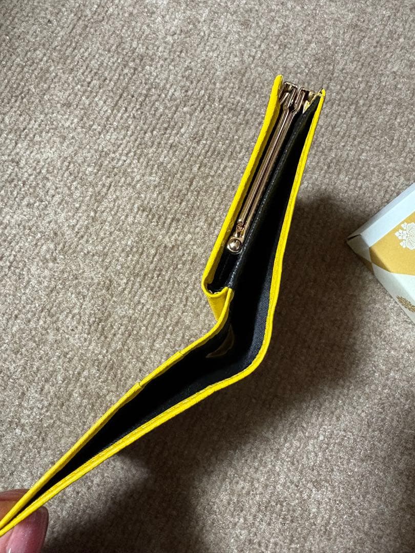 【皇居限定】新品未使用　牛本革　菊の御紋　がま口財布　イエロー【お値下げ中】