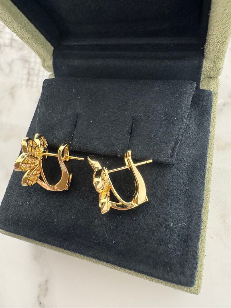 お花のピアス　キュービックジルコニア　クローバー