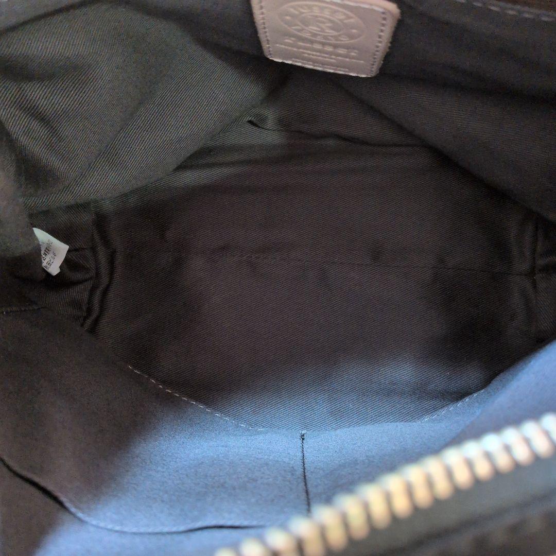 ケロヨンになります。ブラック刺繍ショルダーバッグ