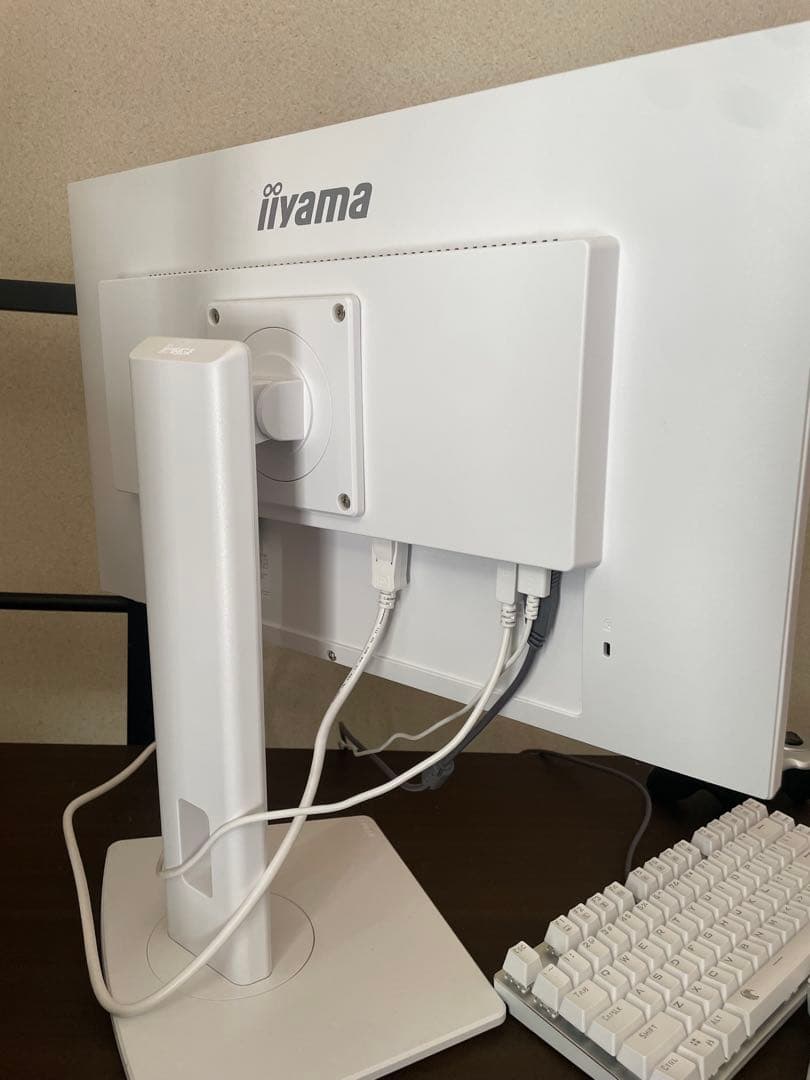 iiyama ホワイト ディスプレイ 本体