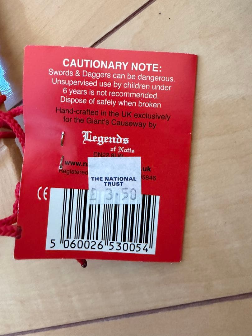 【希少品】北アイルランドジャイアンツ・コーズウェイ 木製の剣3本セットと盾