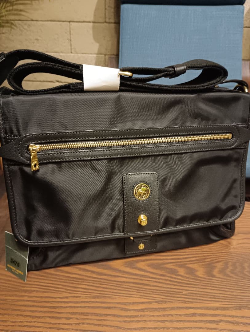 ハンティングワールド　ショルダービジネスバッグ