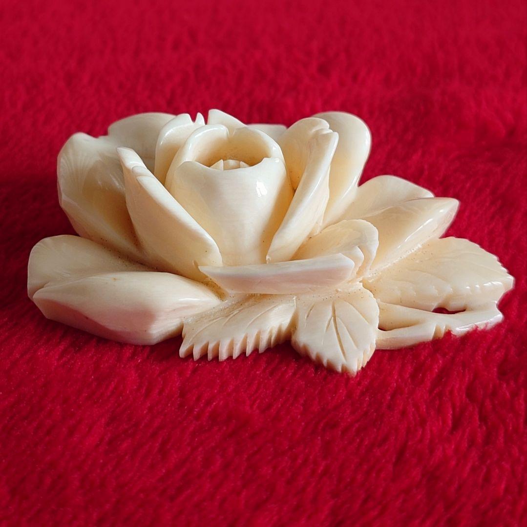 ヴィンテージブローチ 白珊瑚 薔薇 立体彫刻 アールヌーボー D71