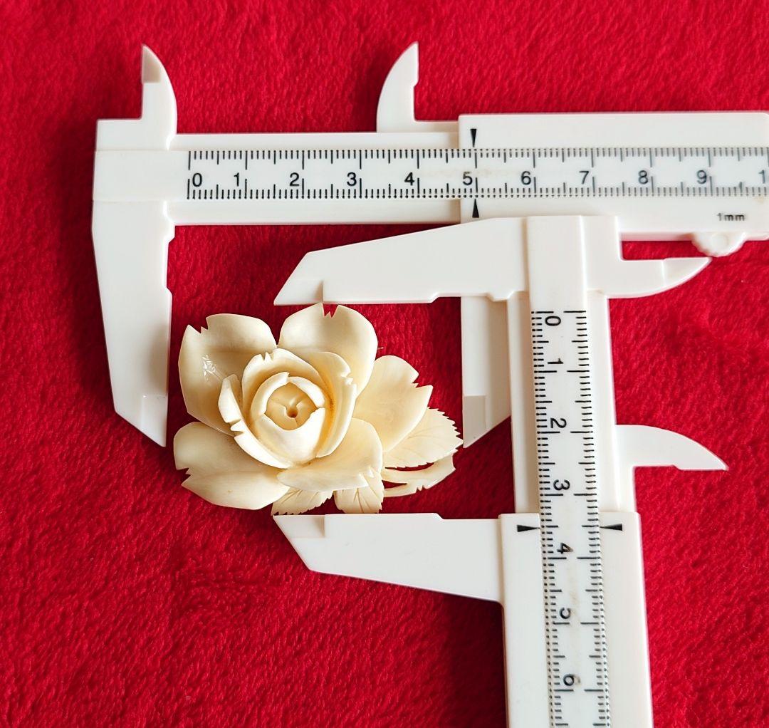 ヴィンテージブローチ 白珊瑚 薔薇 立体彫刻 アールヌーボー D71