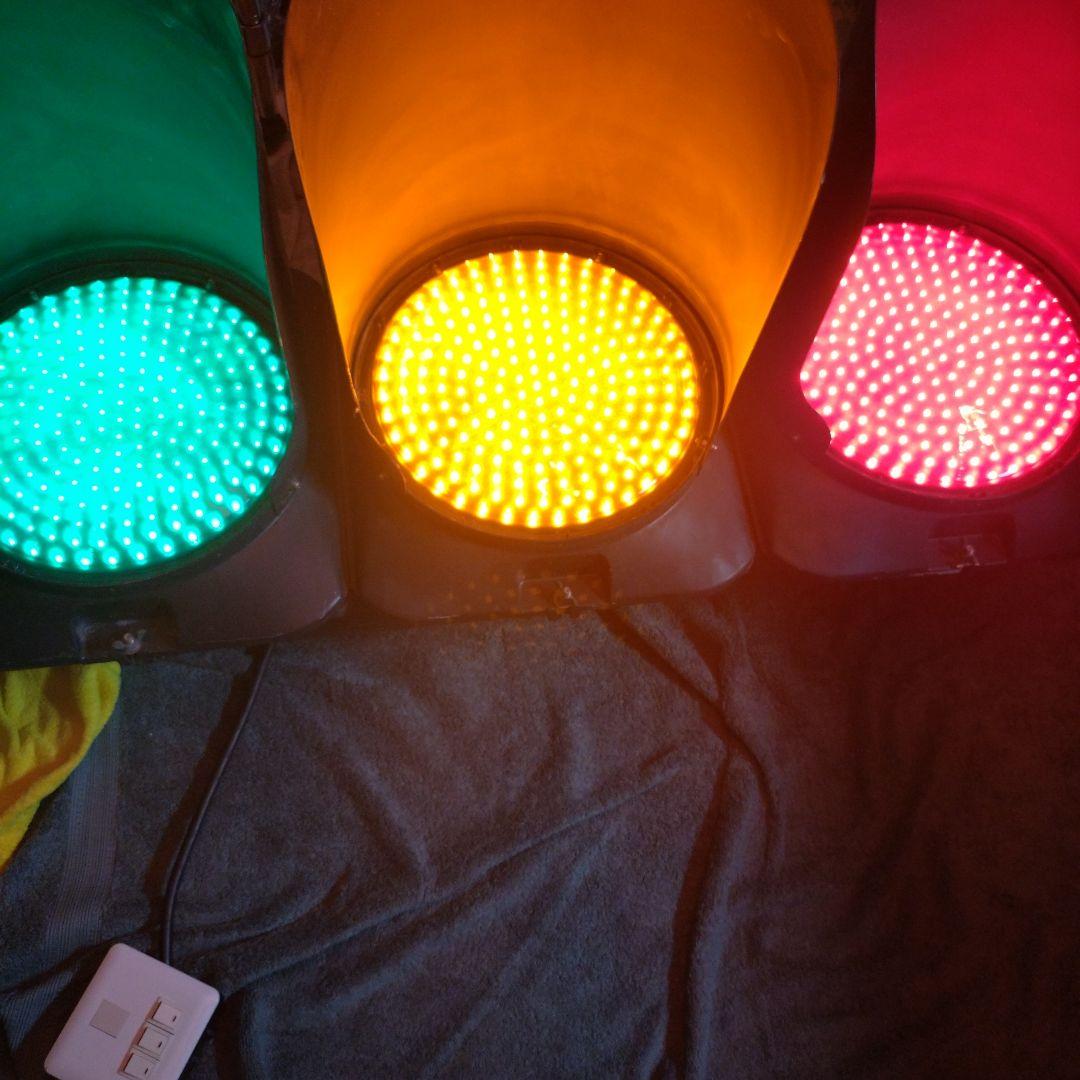 はな　信号機本物小糸工業製の車両信号機LED