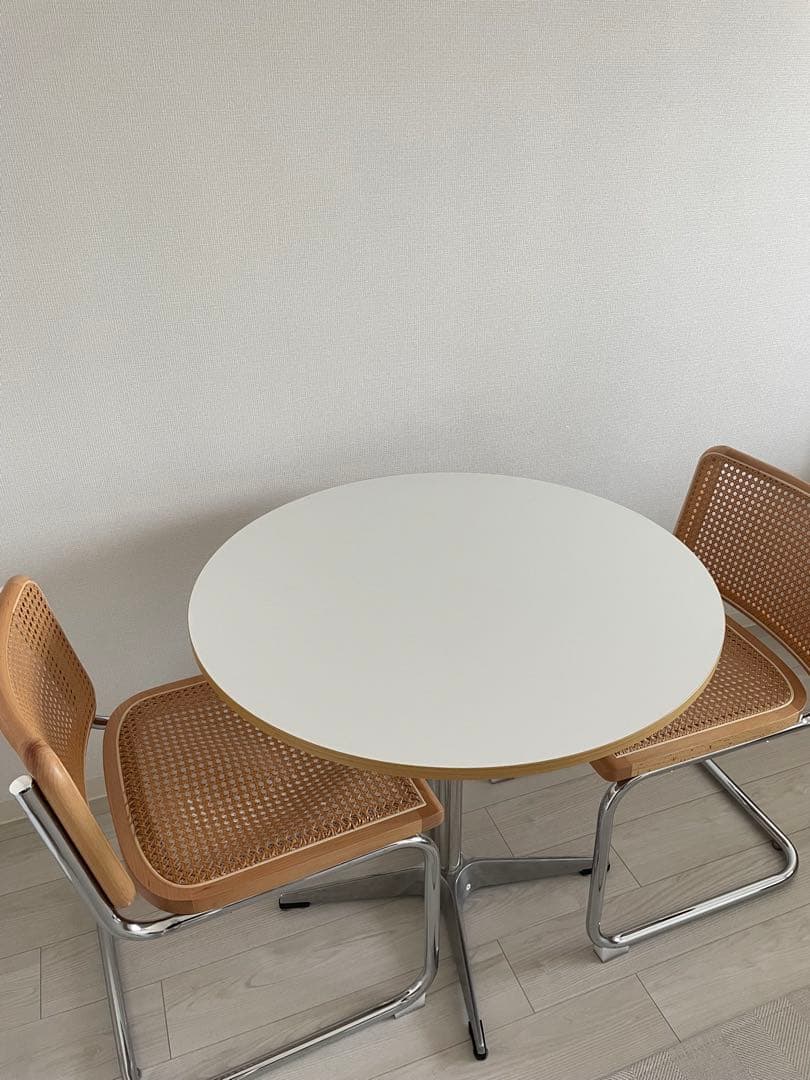 円形ホワイトテーブル