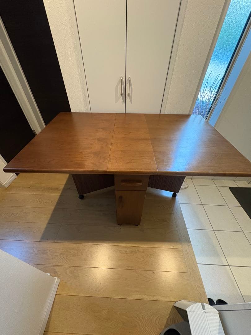 Ｔバタフライテーブル 折り畳み式 ウォールナット柄 島忠製キャスター付中古 美品