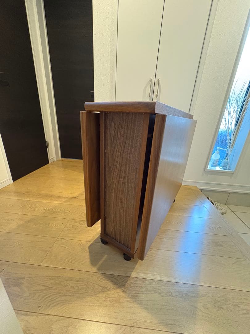 Ｔバタフライテーブル 折り畳み式 ウォールナット柄 島忠製キャスター付中古 美品