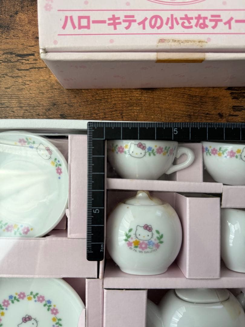 ハローキティの小さなティーセット　ミニチュア非売品