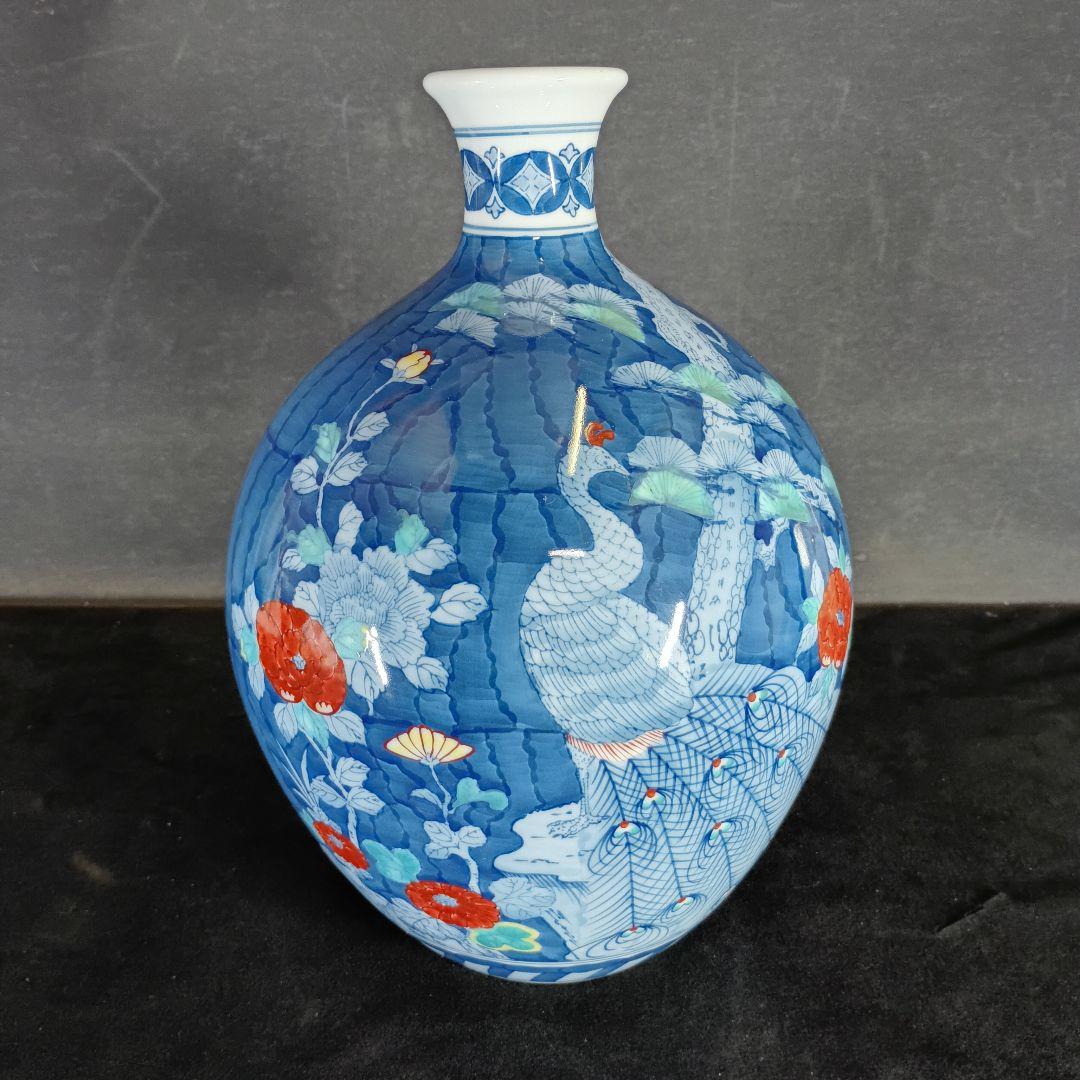 青色と赤色の孔雀模様花瓶