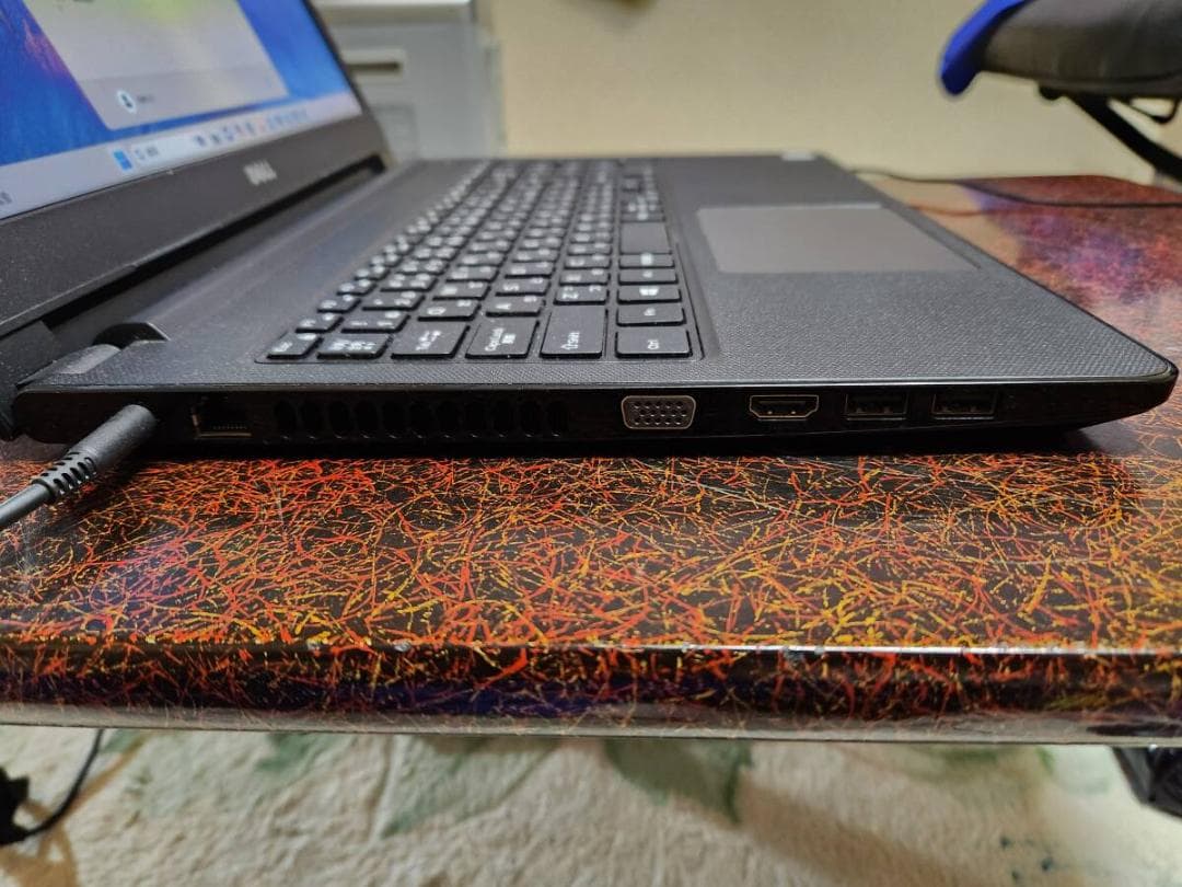 DELLノートパソコン　SSD 128GB　メモリ4GB　7世代　軽量