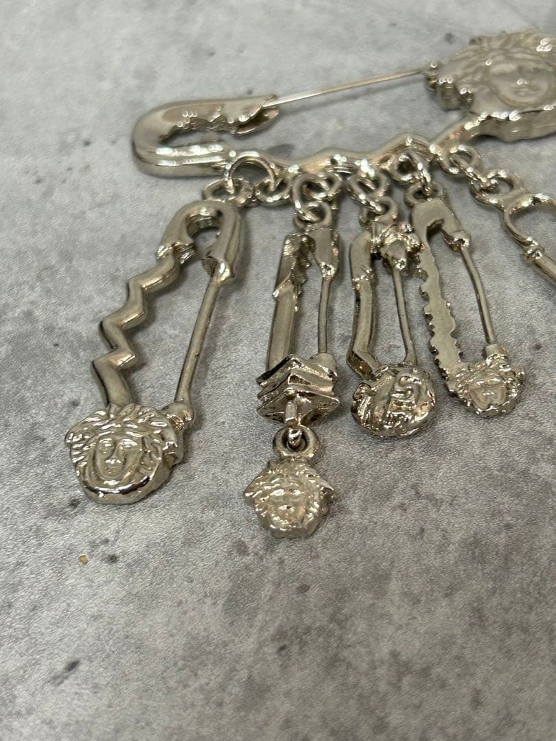 Gianni Versace vintage ヴェルサーチ　ブローチ　シルバー