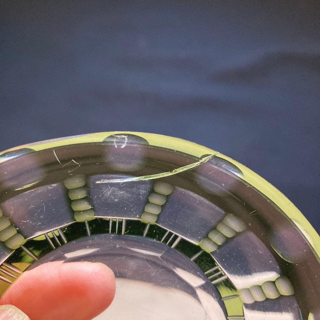 古い江戸切子(うぐいす色)小皿2枚　11×2cm ひび、かけあり　割れなし