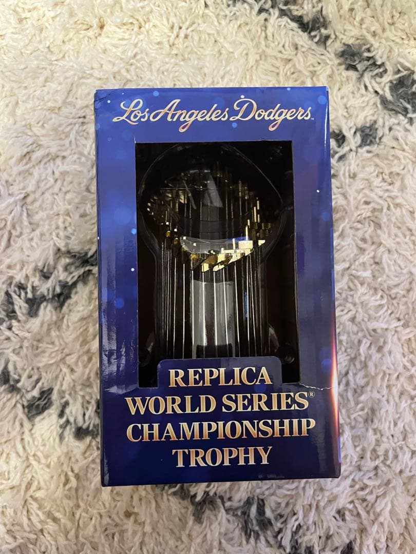ドジャース　ワールドシリーズ優勝トロフィー　レプリカ