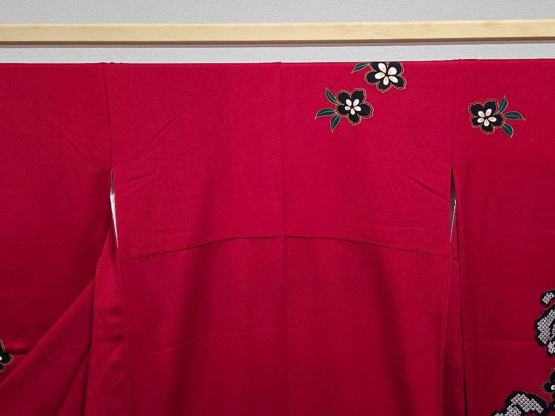 E◆着物くつろぎ 百合の花模様 金彩 金駒刺繍 赤 黒 正絹 振袖 成人式 着物