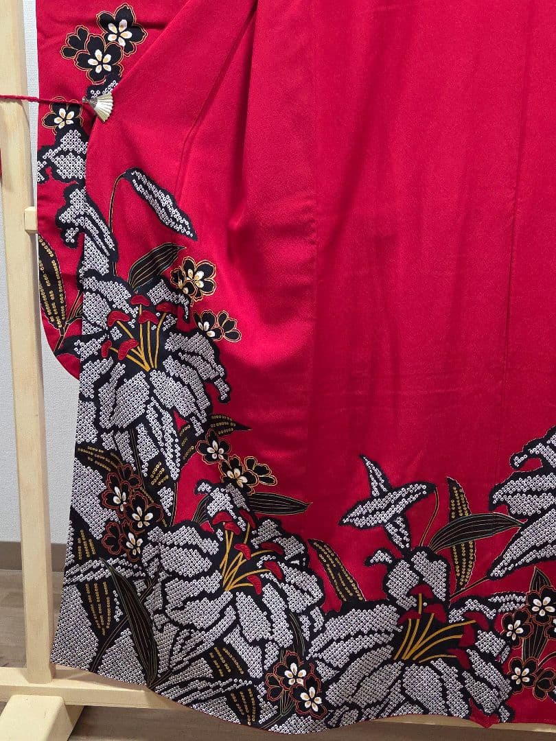 E◆着物くつろぎ 百合の花模様 金彩 金駒刺繍 赤 黒 正絹 振袖 成人式 着物