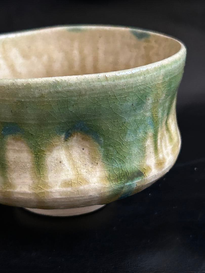遺品整理中◾️蔵から美しい緑色の釉薬が滝の様に流れる抹茶茶碗が出て来ました。