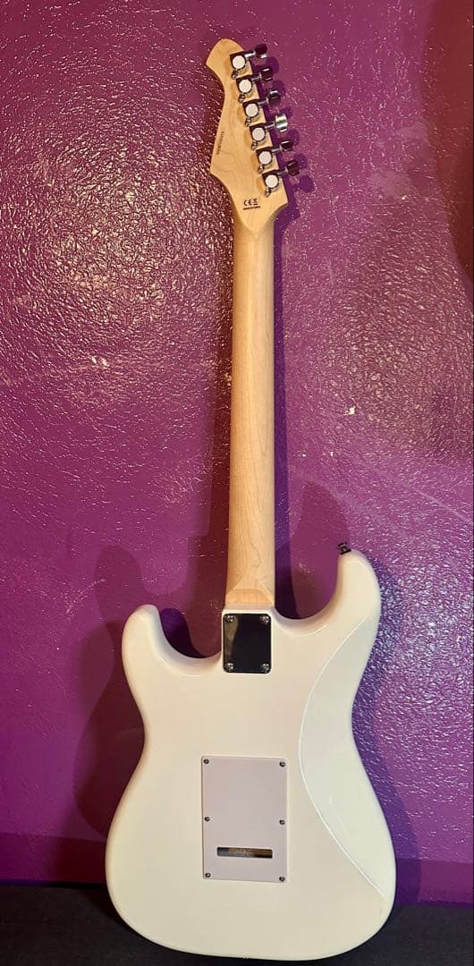Legend ストラトキャスター　エレキギター ホワイト