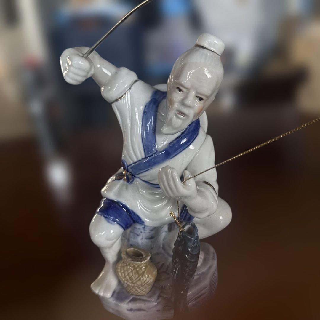 釣りをする老人の陶器像