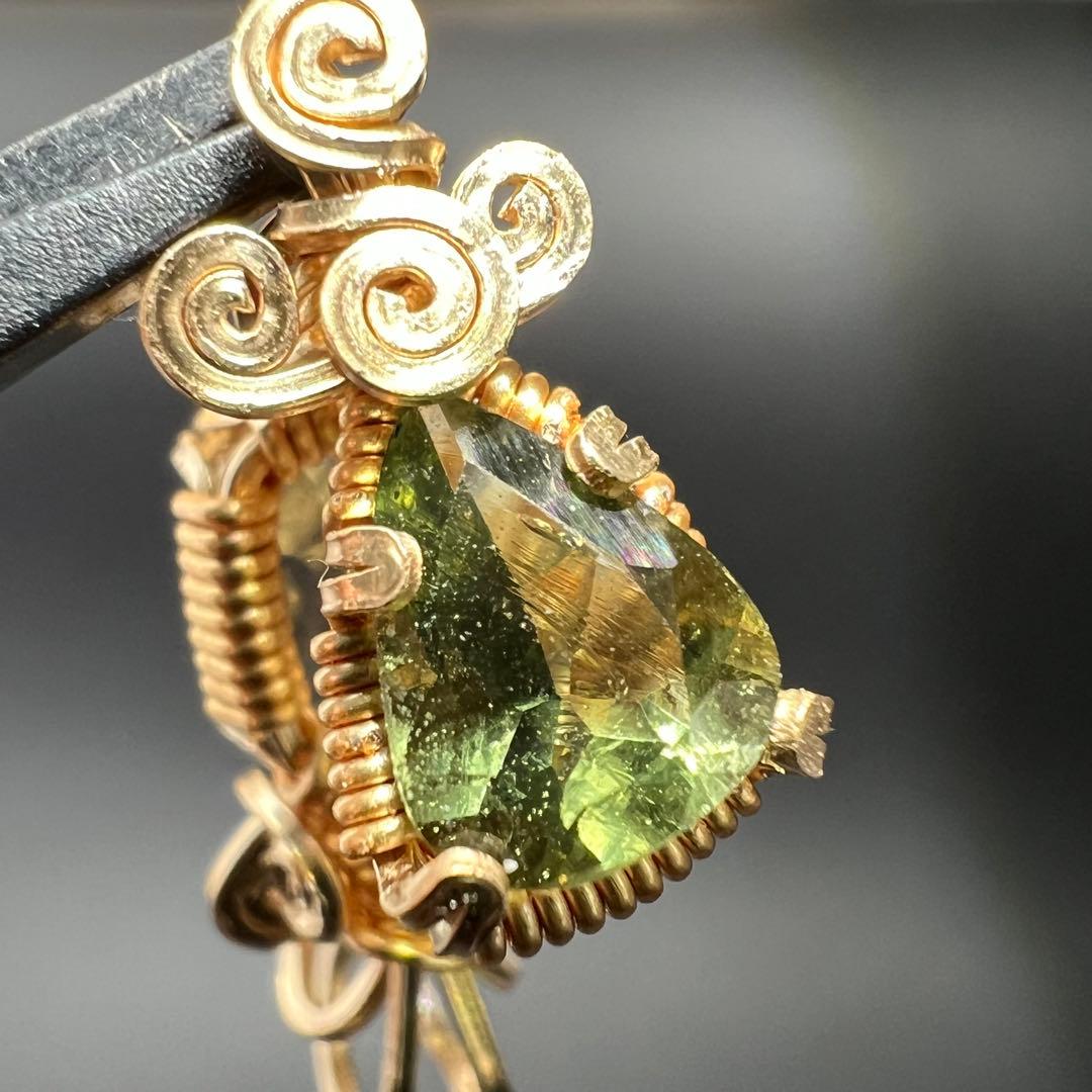 天然石　ペタライト＆モルダバイト ワイヤーラッピング　ペンダントトップ