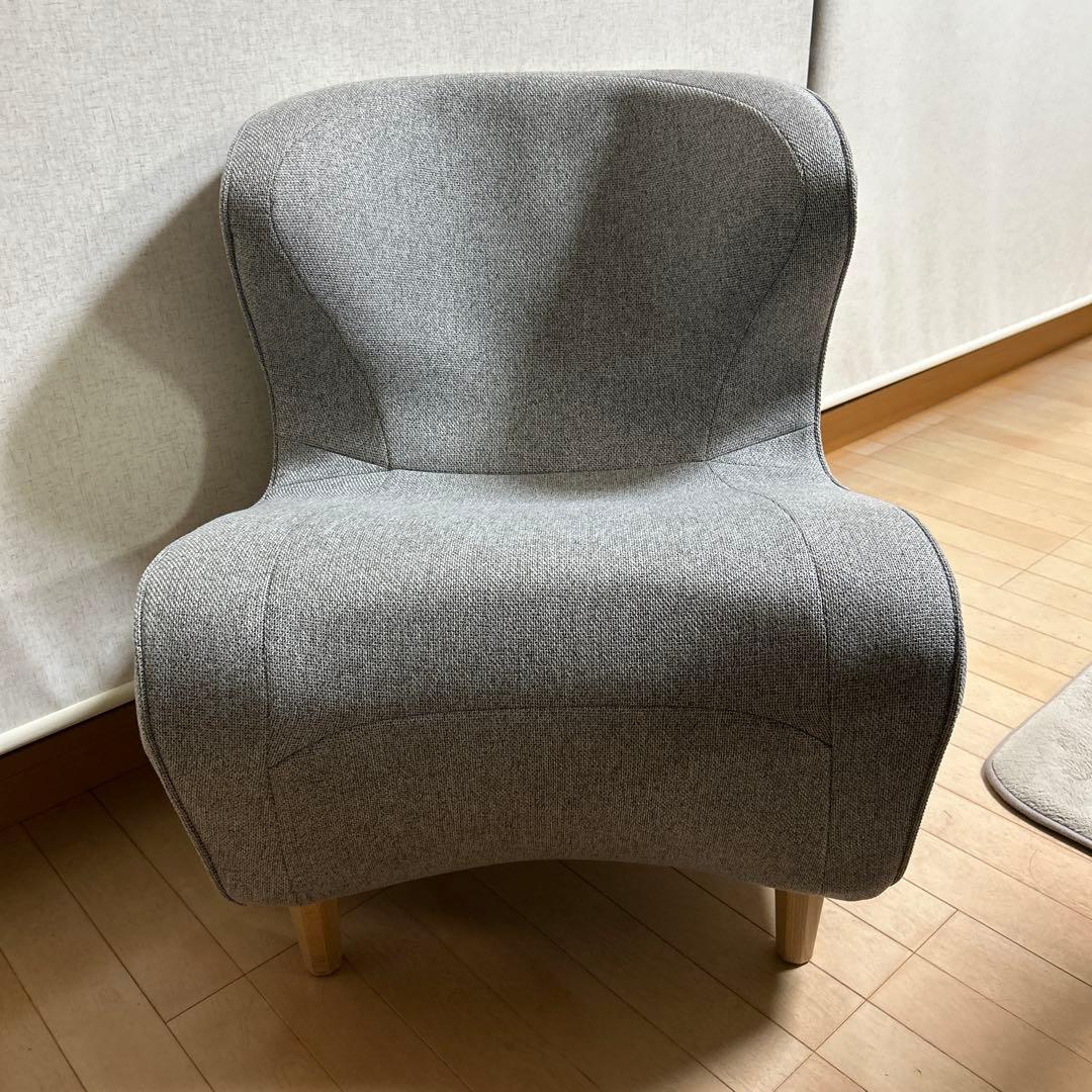 モダンなグレーの布製椅子