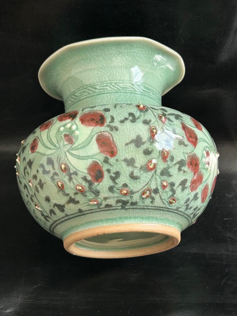 美しい古美術◾️蔵から、可憐な花が咲き誇るかなり超可愛い花瓶、壺が出て来ました。