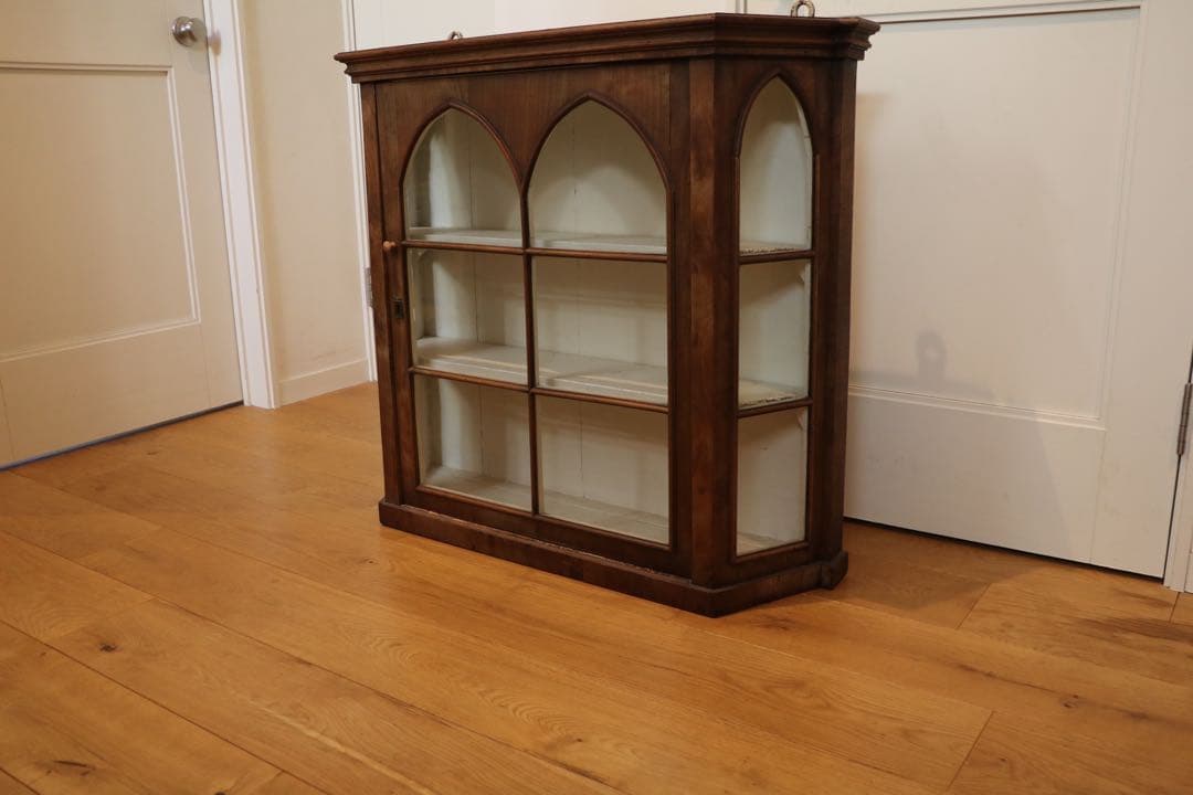 krank アーチ型ガラス扉キャビネット