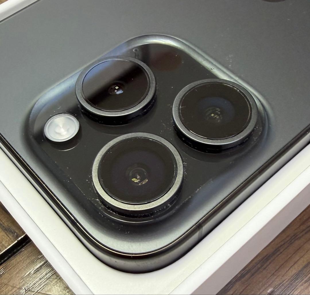 Apple iPhone 15 Pro ブラックチタニウム 本体