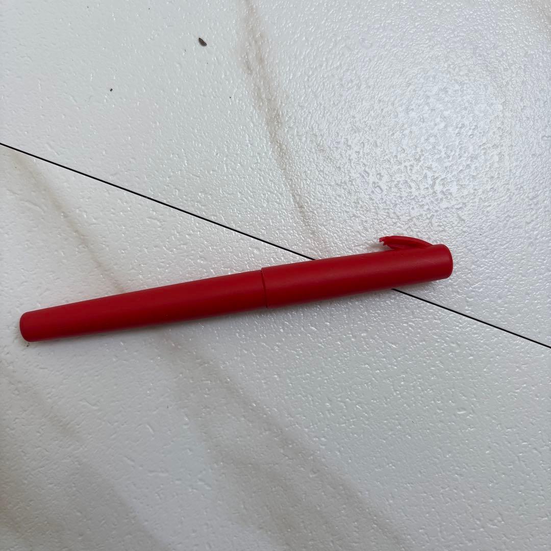 赤いボールペン
