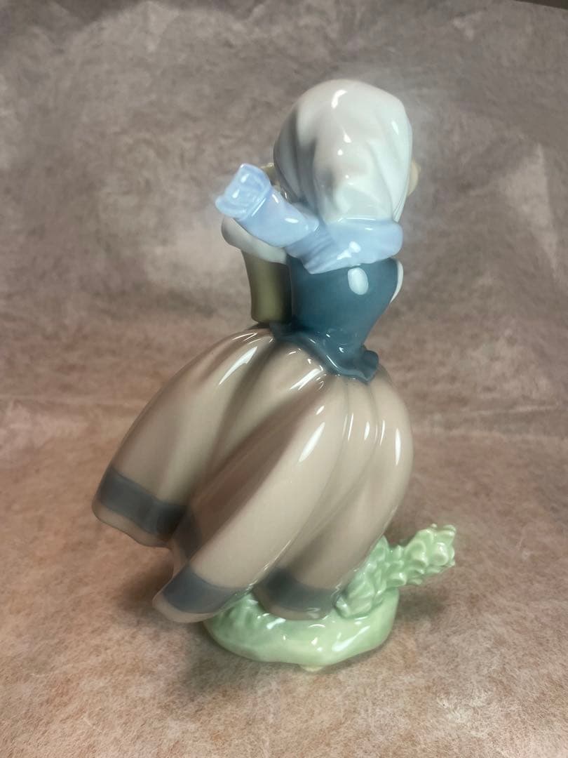 リヤドロ　LLADRO 少女と花　“Spring is Here” 春が来た