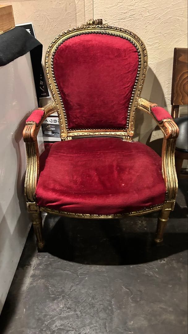 フレンチスタイル 赤いベルベット椅子