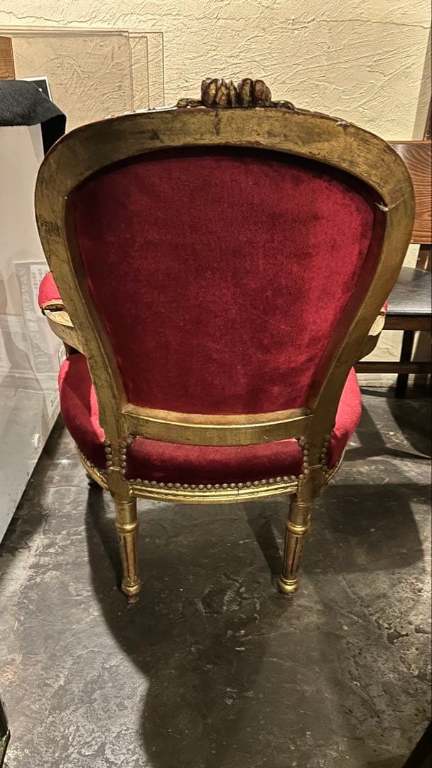 フレンチスタイル 赤いベルベット椅子