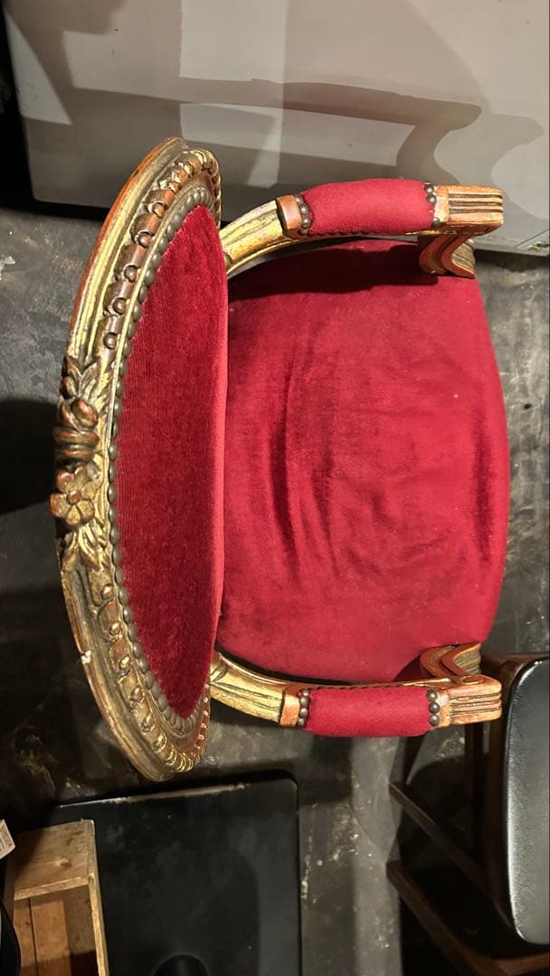 フレンチスタイル 赤いベルベット椅子