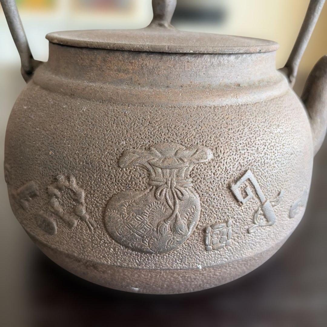 鋳鉄製浮彫り鉄瓶