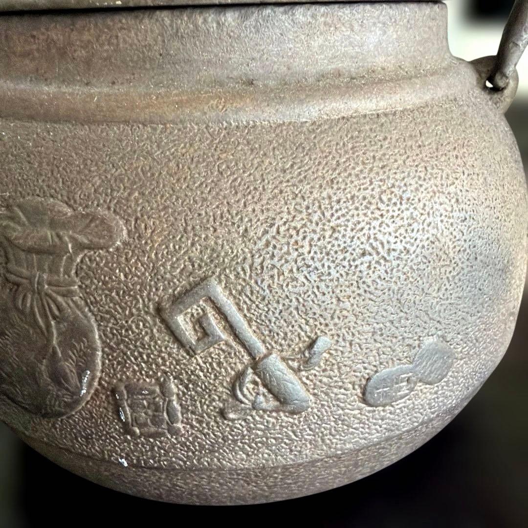 鋳鉄製浮彫り鉄瓶